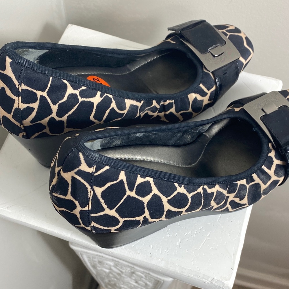 Bandolino Black and Cream Patterned Flats